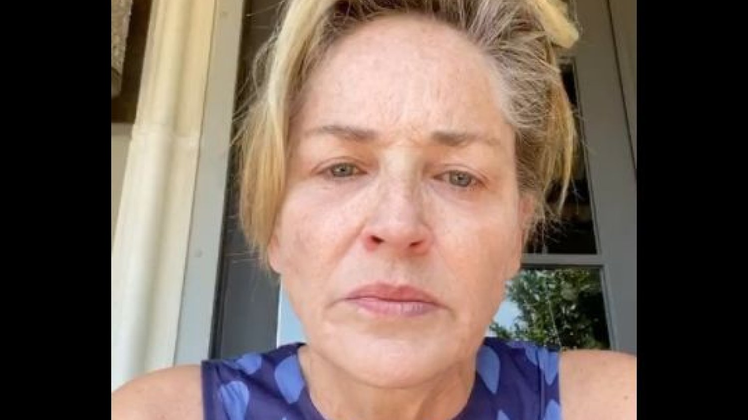 Sharon Stone nie kryje oburzenia sytuacją, jaka ma miejsce w USA w czasie pandemii. Na covid-19 zmarła jej babcia, matka chrzestna. Teraz z zakażeniem walczy jej siostra oraz szwagier. Sharon Stone o covid-19 w USA. Dramatyczny apel aktorki.