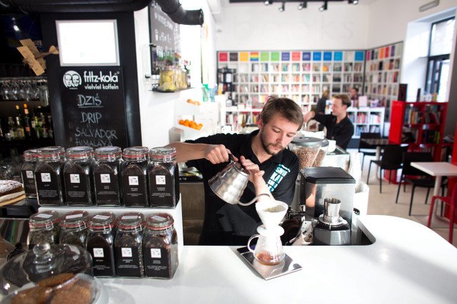 Zagadka. Ile kaw należy sprzedać aby uzbierać na opłaty za odtwarzanie muzyki w kawiarni?