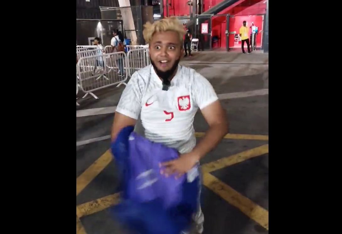 Kibic, który zamienił koszulkę Arabii Saudyjskiej na Polski, znów zrobił podobną rzecz przed meczem z Argentyną.