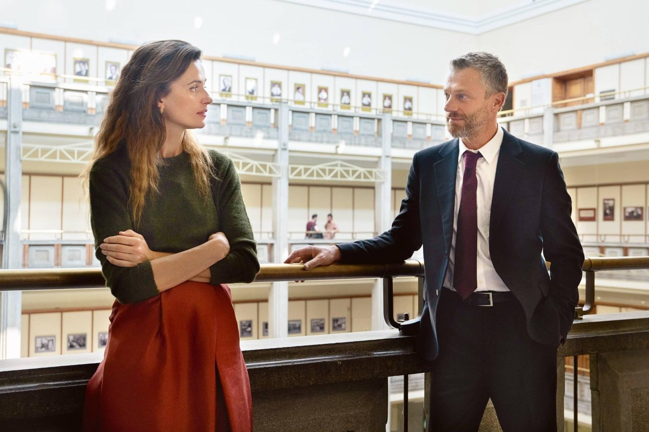 Wyjaśniamy zakończenie serialu Netfliksa "W głębi lasu" na podstawie powieści Harlana Cobena.