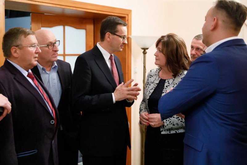 Premier Morawiecki zamieścił zdjęcia z posłanką Małgorzatą Zwiercan: "Od lat 80. do dziś, zawsze wiernie działa dla ideałów wolności i solidarności".