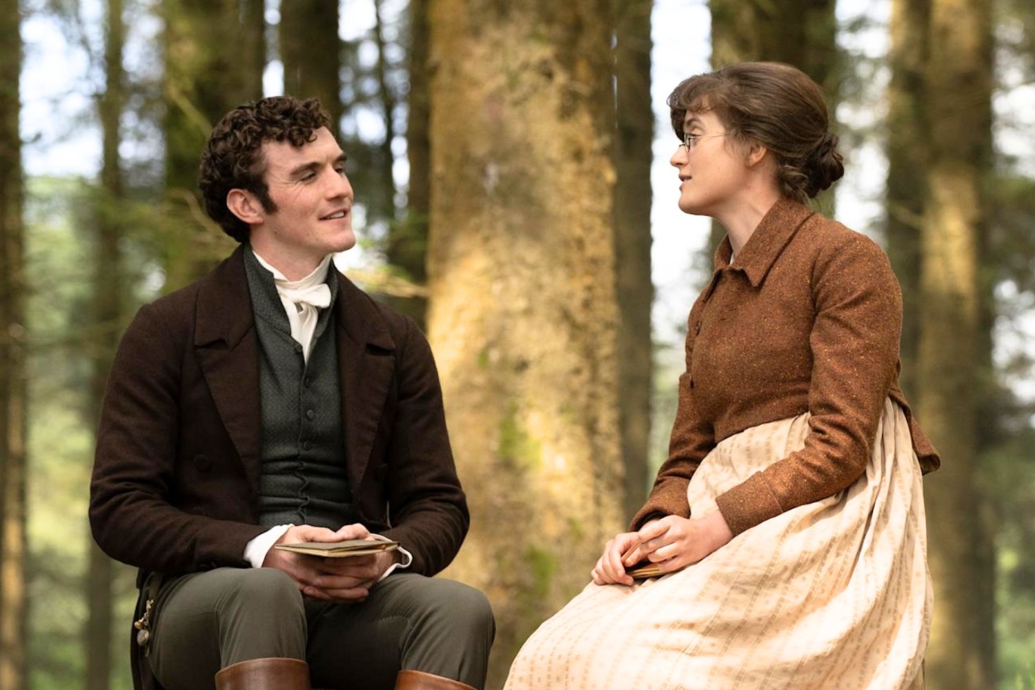 Serial inspirowany "Dumą i uprzedzeniem" zachwyca widzów. Fani romansów przepadną Dónal Finn i Ella Bruccoleri w serialu "The Other Bennet Sister"