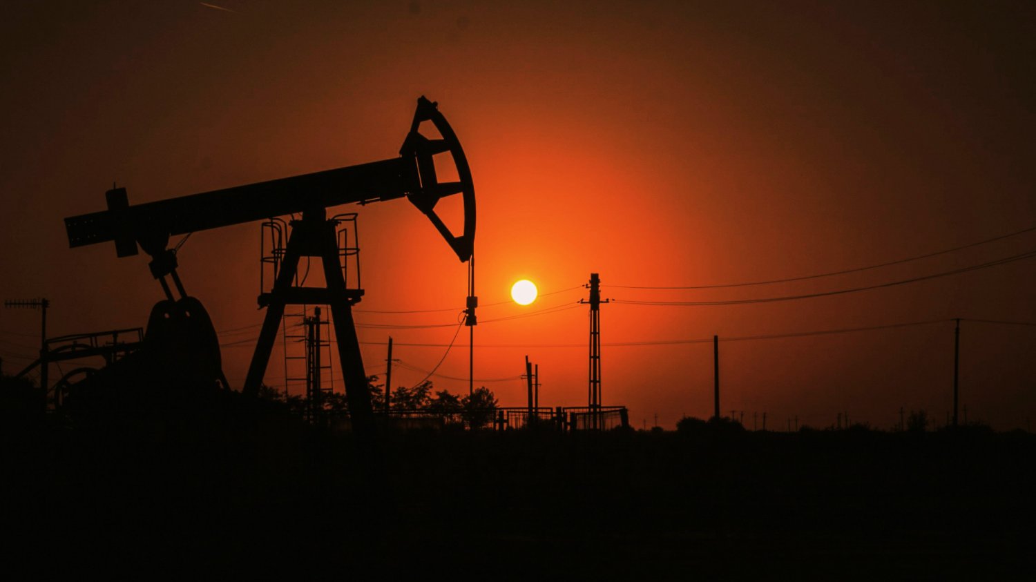 OPEC ma poważny problem. Paliwowemu kartelowi grozi szybki rozpad Platforma wydobywcza na tle zachodzącego słońca.