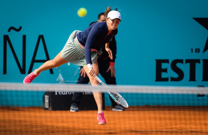 Iga Świątek stoczyła zażarty pojedynek z liderką rankingu, ale przegrała w Madrycie