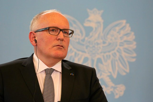 Wiceprzewodniczący Komisji Europejskiej Frans Timmermans zapowiedział, że wobec Polski realne jest użycie art. 7 TUE, czyli nałożenie tzw. sankcji.