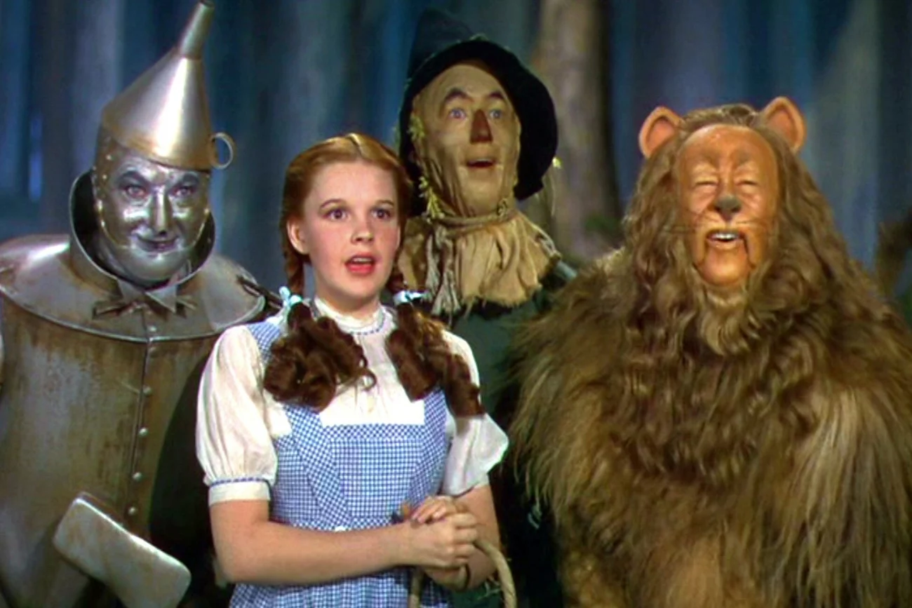Buddy Ebsen, Judy Garland, Ray Bolger i Bert Lahr w filmie "Czarnoksiężnik z Oz"