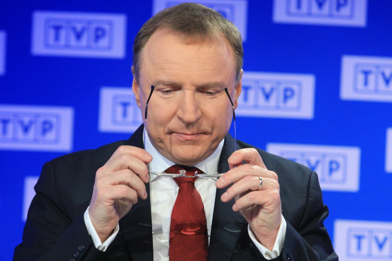 Z nowych wiadomości ujawnionych w ramach tzw. afery e-mailowej wynika, że współpracownik premiera miał zwrócić się do Jacka Kurskiego i Jarosława Olechowskiego o emisję określonych materiałów w TVP.