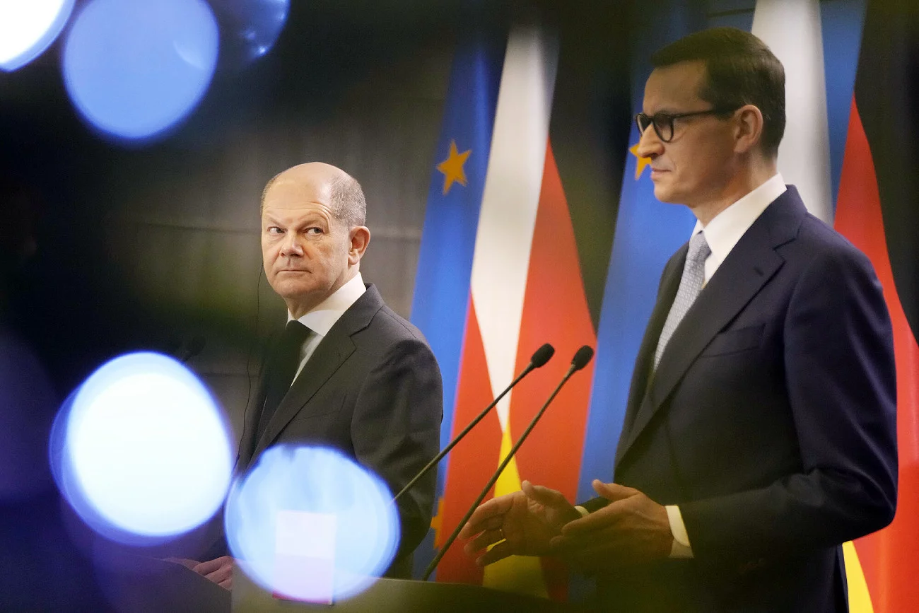 Rząd Niemiec ponownie podkreślił historyczną odpowiedzialność za zbrodnie III Rzeszy. Nie zmienia to jednak nic ws. reparacji. Kanclerz Niemiec Olaf Scholz i premier Polski Mateusz Morawiecki.