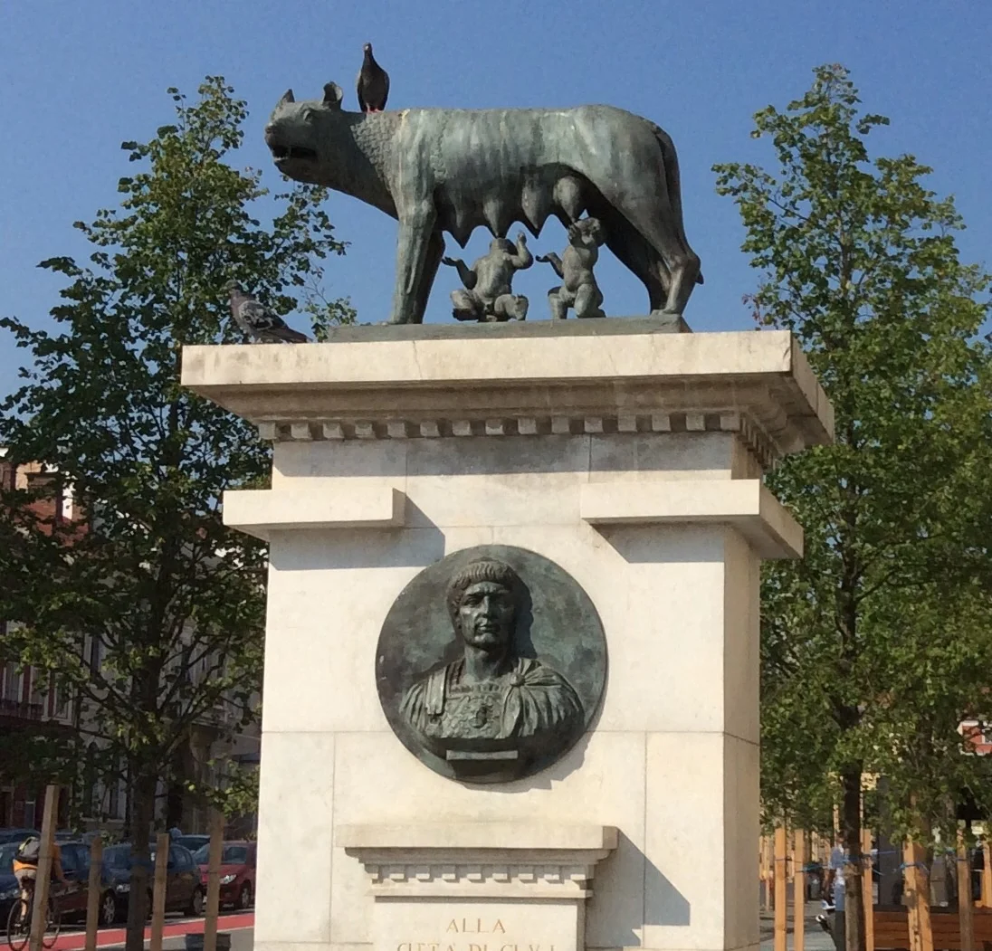 Pomnik wilczycy w Kluż-Napoka, symbol rzymskiej przeszłości Rumunii za czasów Cesarza Trajana, dumy Rumunów.