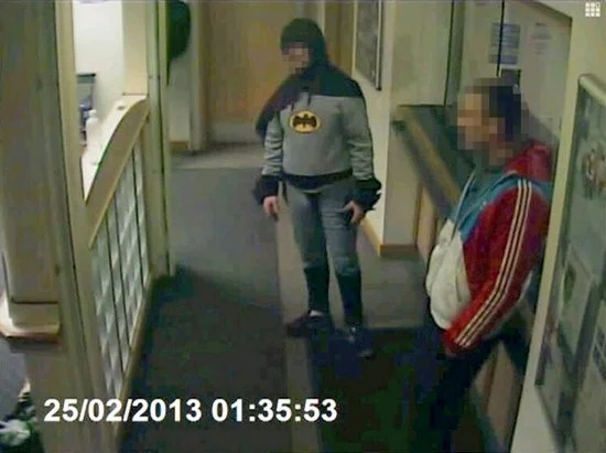 zdjęcie z kamery posterunku w Bradford, gdzie Batman doprowadził złoczyńcę!
