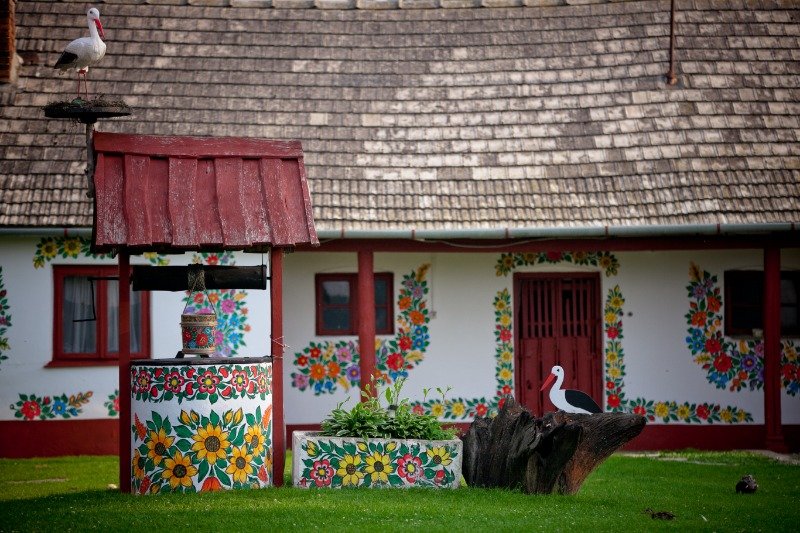 Zalipie to wbrew pozorom wcale nie skansen. Domy w większości są prywatne, a do muzealnych - otwartych dla wszystkich - należą jedynie dwa.