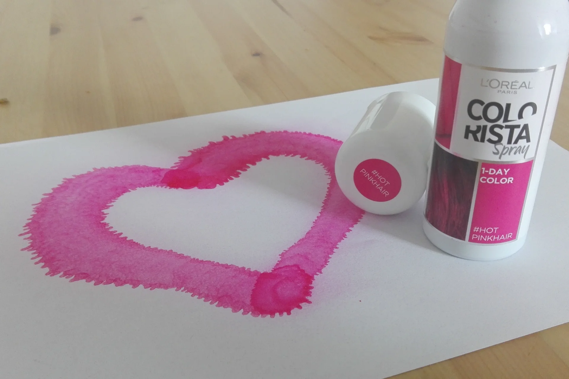 Kolory farb w spray'u Colorista są bardzo intensywne.