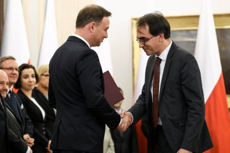 Buras przyjmujący od Dudy członkostwo w Narodowej Radzie Rozwoju.