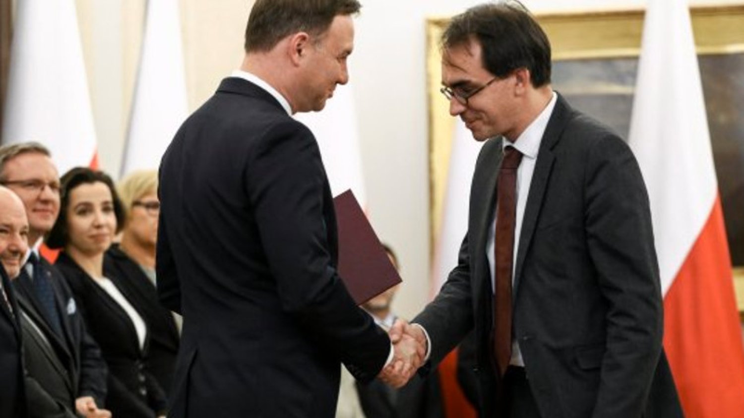 Buras przyjmujący od Dudy członkostwo w  Narodowej Radzie Rozwoju.