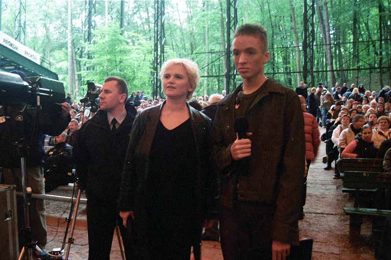 Wrzesień 2001. Kuba Ka jeszcze jako Jakub Stępniak wraz z aktorką Katarzyną Figurą podczas jednego z koncertów na rzecz zwierząt w Oprze Leśnej.