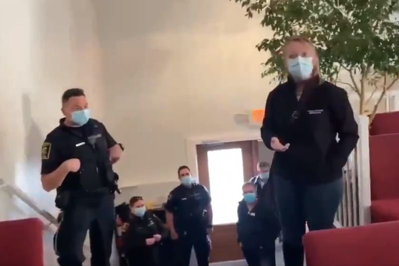 Polski pastor wygonił policjantów ze świątyni w Calgary.