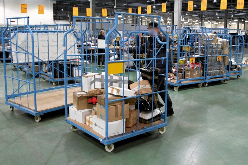 W takich miejscach przesyłki są sortowane. Na zdjęciu: sortownia listów i paczek Poczty Polskiej w Lublinie.