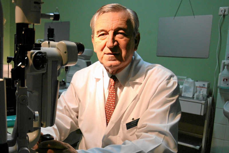 Prof. dr hab. n. med. Jerzy Szaflik podczas badania okulistycznego