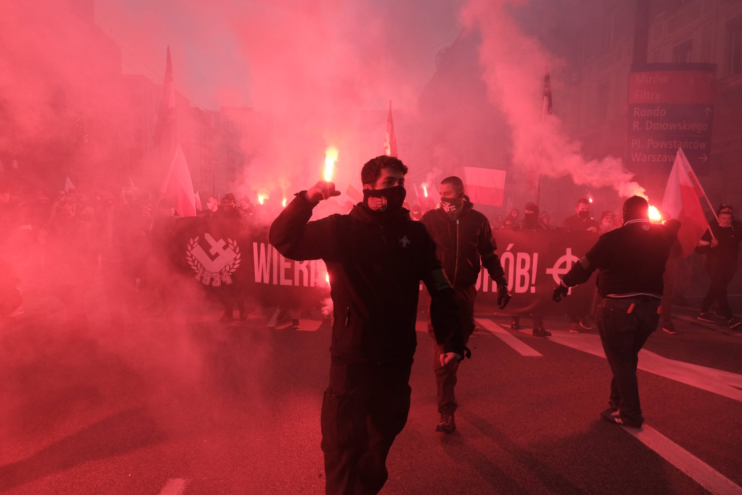 Mimo oficjalnego zakazu wydanego przez władze Warszawy, Marsz Niepodległości przeszedł wczoraj ulicami miasta