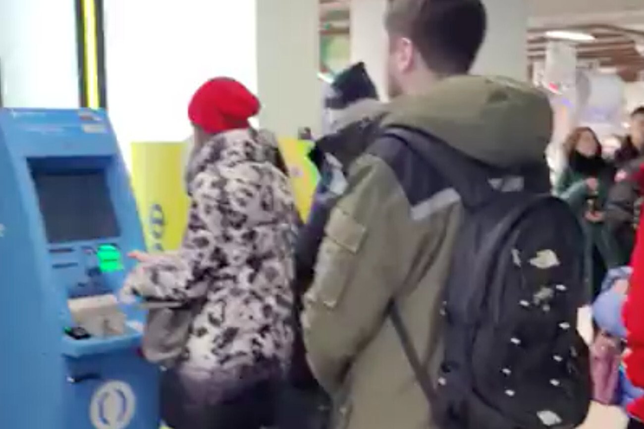 Ogromne kolejki ustawiają się przed bankomatami w Moskwie i innych rosyjskich miastach.