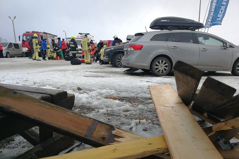 Dach zawalił się na narciarzy.