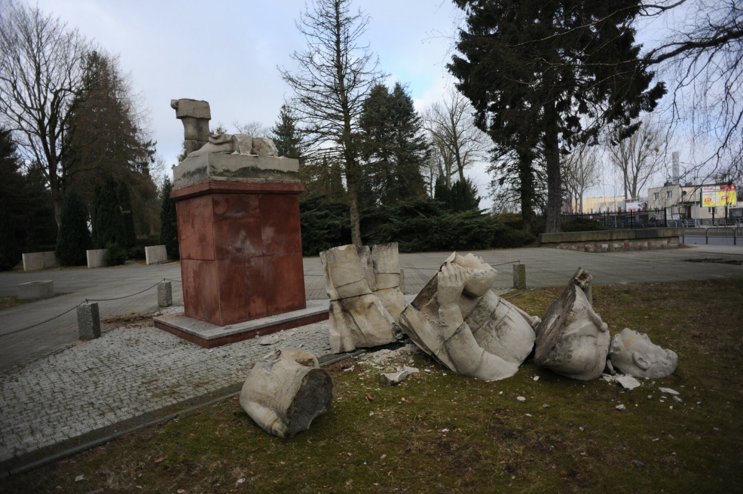 Trwa ustalanie, kto dokonał dewastacji radzieckiego pomnika w Koszalinie.