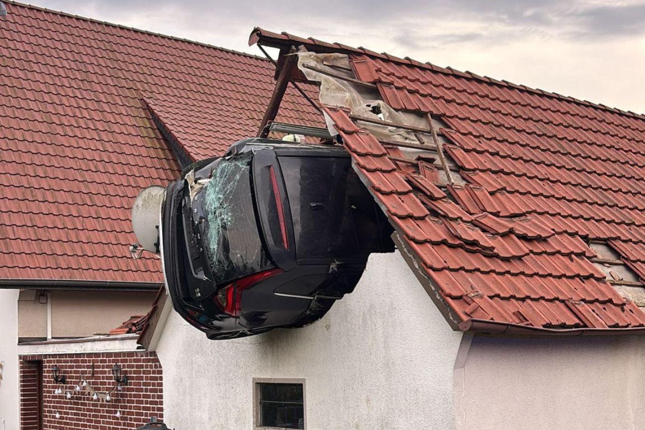 Nieostrożny kierowca wylądował autem pod dachem. Dziecko walczy o życie