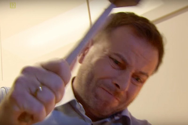 Telenowela TVP "Klan" znowu bawi do łez polskich internautów. Tym razem hitem sieci stała się scena masakry, której Jacek Borecki dokonał na filecie drobiowym.