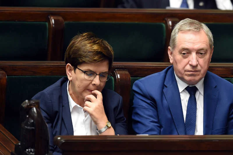 Beata Szydło próbuje zrzucić winę na PO.