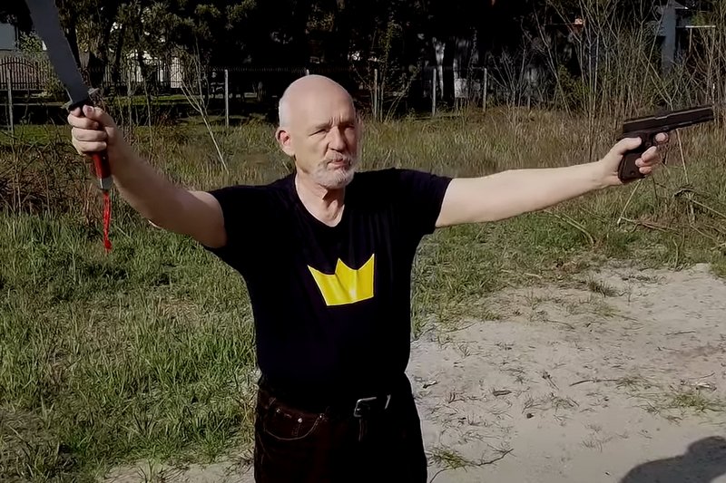 Janusz Korwin-Mikke wziął udział w wyzwaniu #Hot16Challenge.