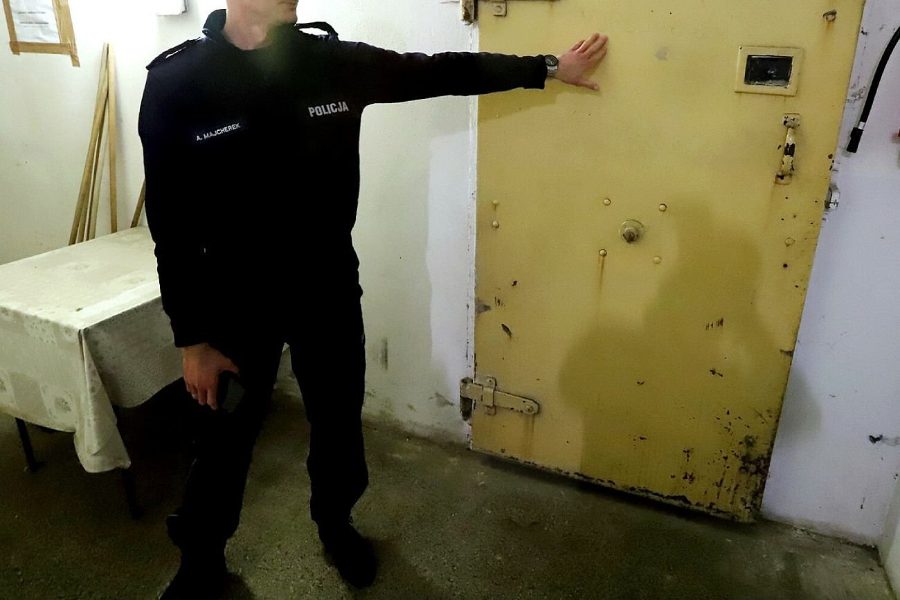 Policyjna izba zatrzymań na komendzie we Wrocławiu.