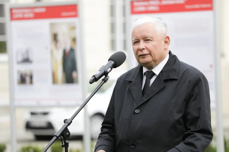 "Lech Kaczyński. Człowiek Solidarności" - wystawa przed Ministerstwem Kultury. Uroczystego otwarcia dokonał Jarosław Kaczyński.