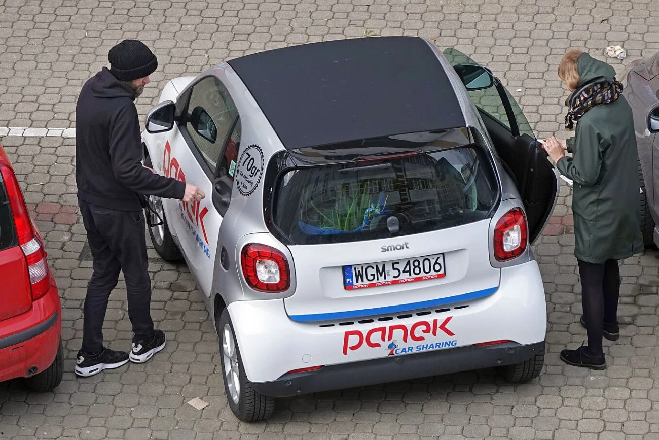 Panek zawiesza wypożyczanie aut na godziny