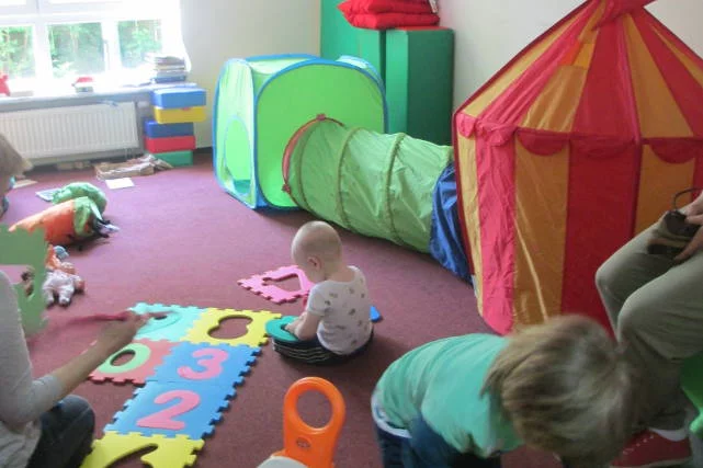 Dzieci mają dużą przestrzeń do zabawy, która nie ogranicza się tylko do jednego pomieszczenia