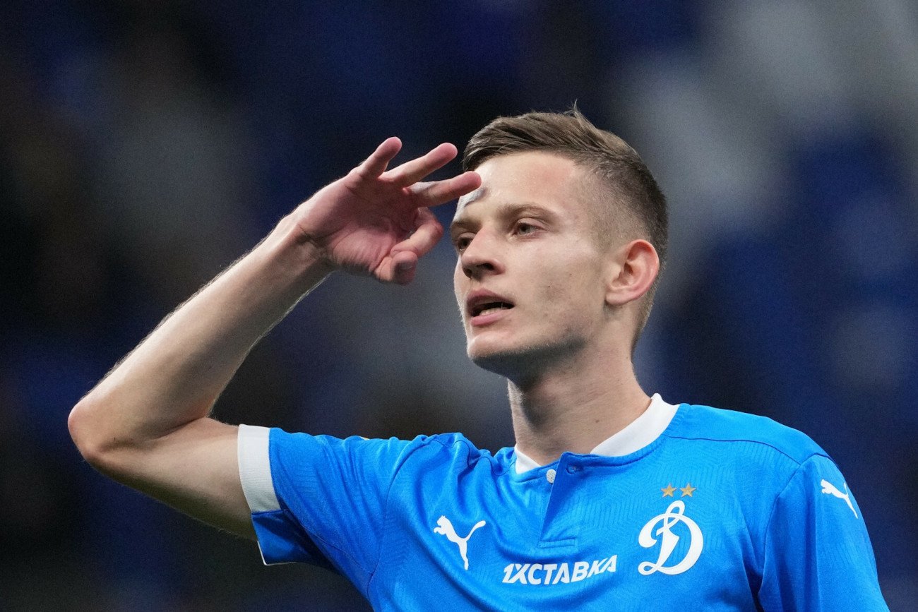 Sebastian Szymański błyszczy w lidze rosyjskiej, prezentując równą, wysoką formę w barwach Dynama Moskwa.