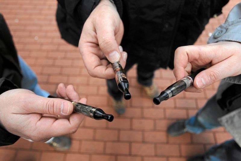 Gitarzysta Guns N' Roses trafił do szpitala z powodu komplikacji wywołanych nadużywaniem e-papierosa