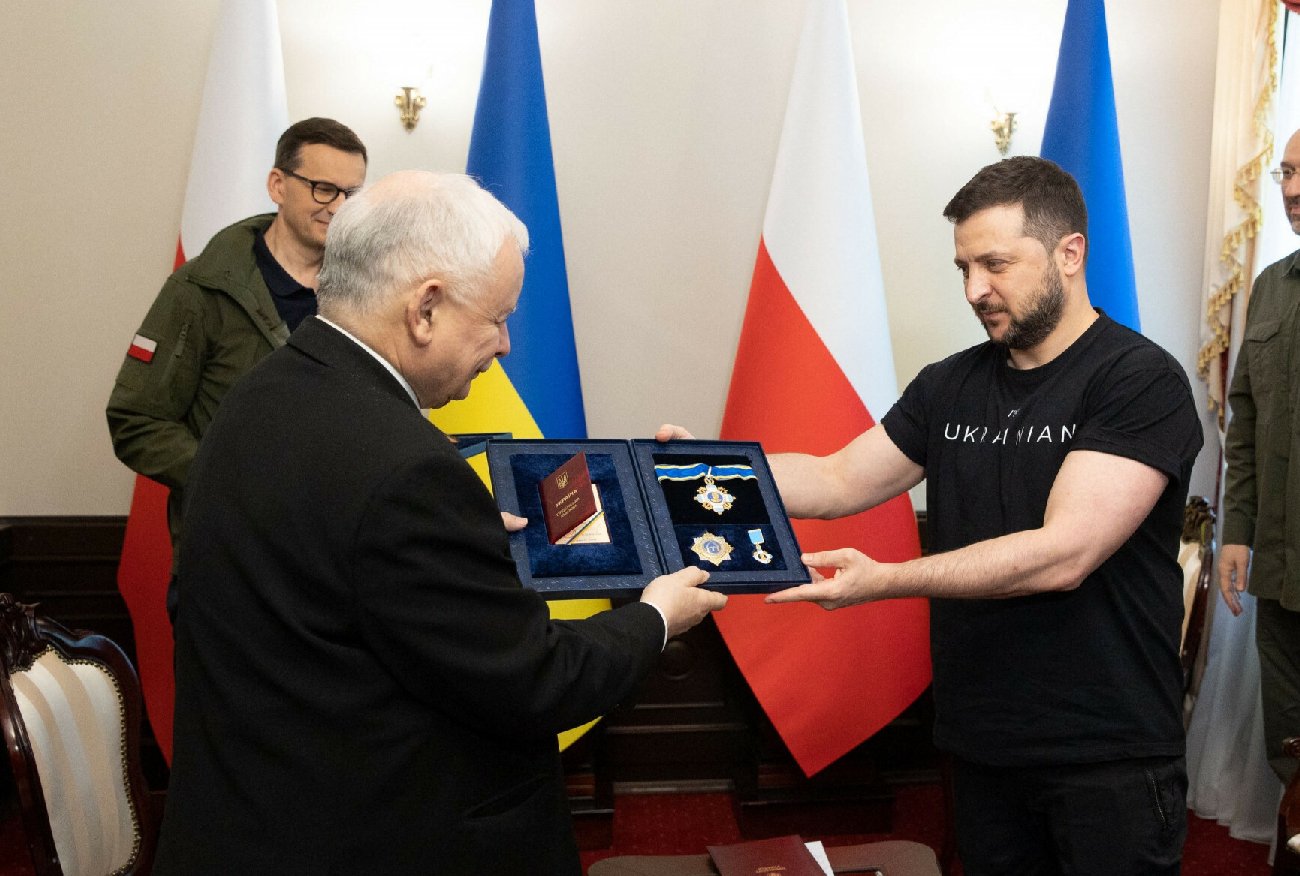 Kaczyński i Morawiecki uhonorowani orderami. Wręczył je Wołodymyr Zełenski