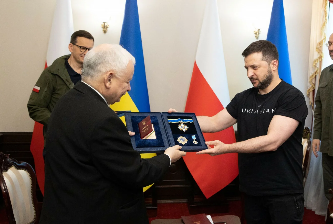Kaczyński i Morawiecki uhonorowani orderami. Wręczył je Wołodymyr Zełenski