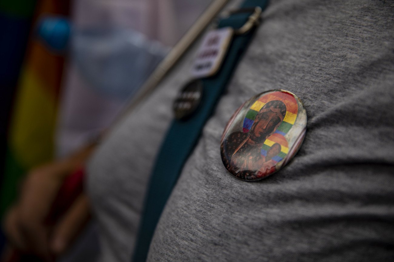 Wizerunek Matki Boskiej z tęczową aureolą.