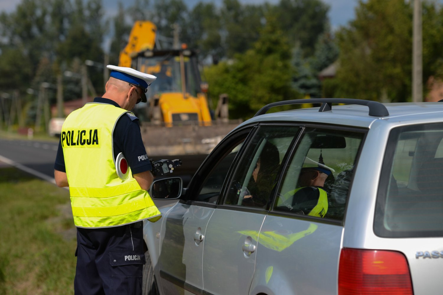 Co zapewnia immunitet poselski, senatorski lub sędziowski?
