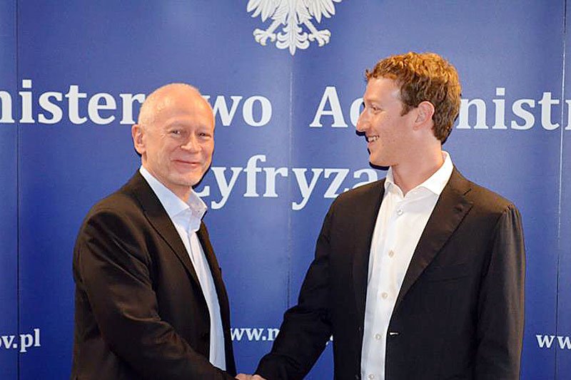 Twórca Facebooka Mark Zuckerberg był w środę z wizytą w Warszawie. Spotkał się z ministrem administracji i cyfryzacji Michałem Bonim.