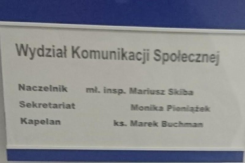 Tak wygląda tabliczka w Komendzie Wojewódzkiej Policji w Rzeszowie.