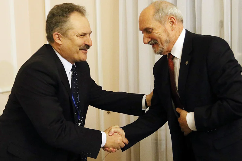 Jeszcze na początku bieżącej kadencji Sejmu stosunki Marka Jakubiaka z Kuki'15 i wiceprezesa PiS Antoniego Macierewicza układały się bardzo dobrze. Teraz poseł zaczął ostro krytykować szefa MON.