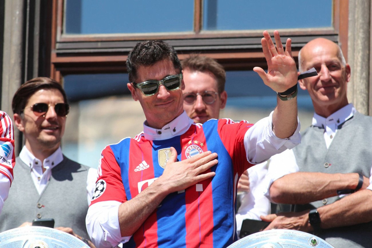 Robert Lewandowski jest coraz bliżej upragnionych przenosin z Bayernu Monachium do FC Barcelony.