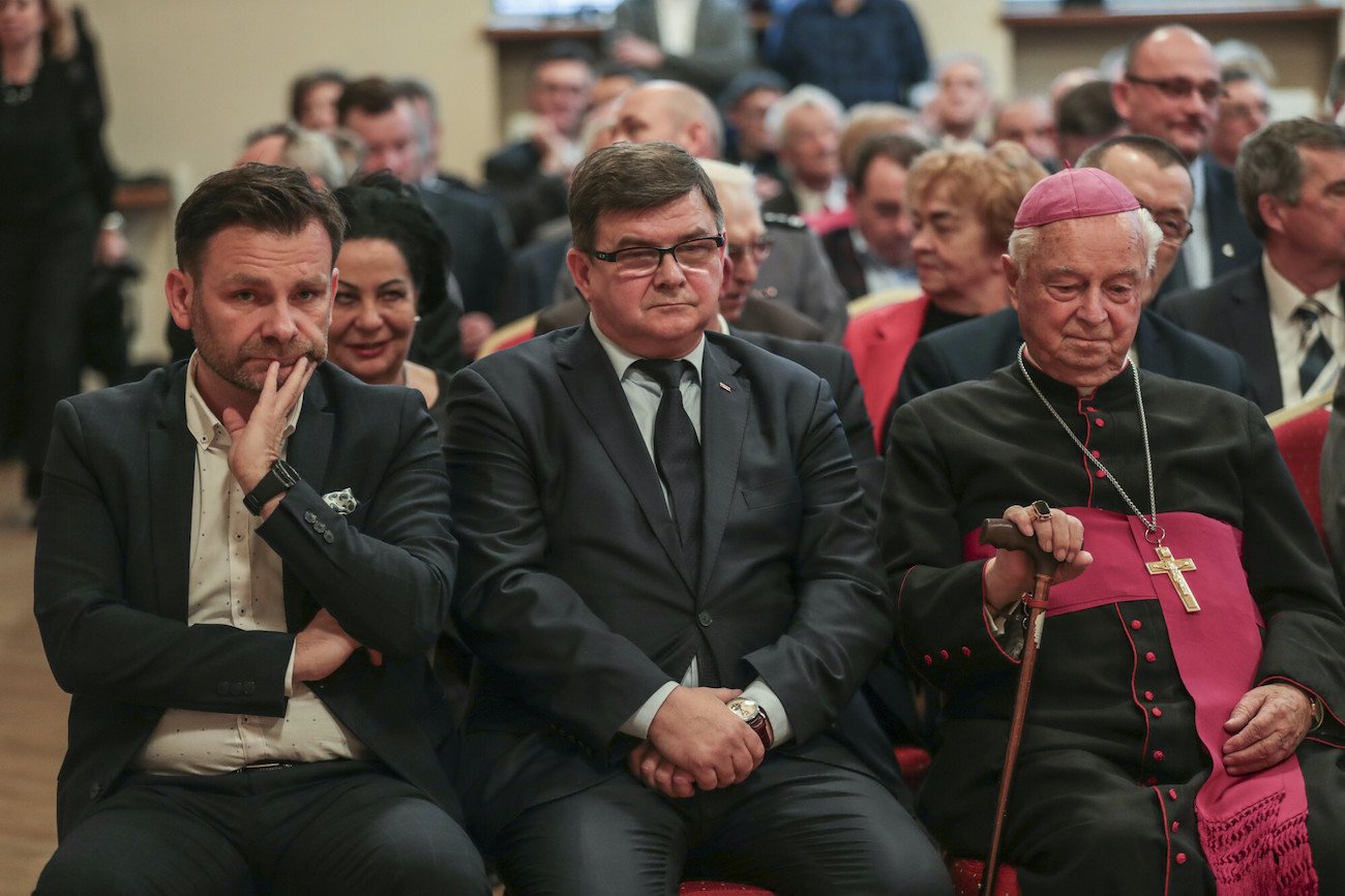 Jerzy Materna, poseł PiS z lubuskiego (w środku). Jego żona zmarła na COVID–19, sam też był bliski śmierci.