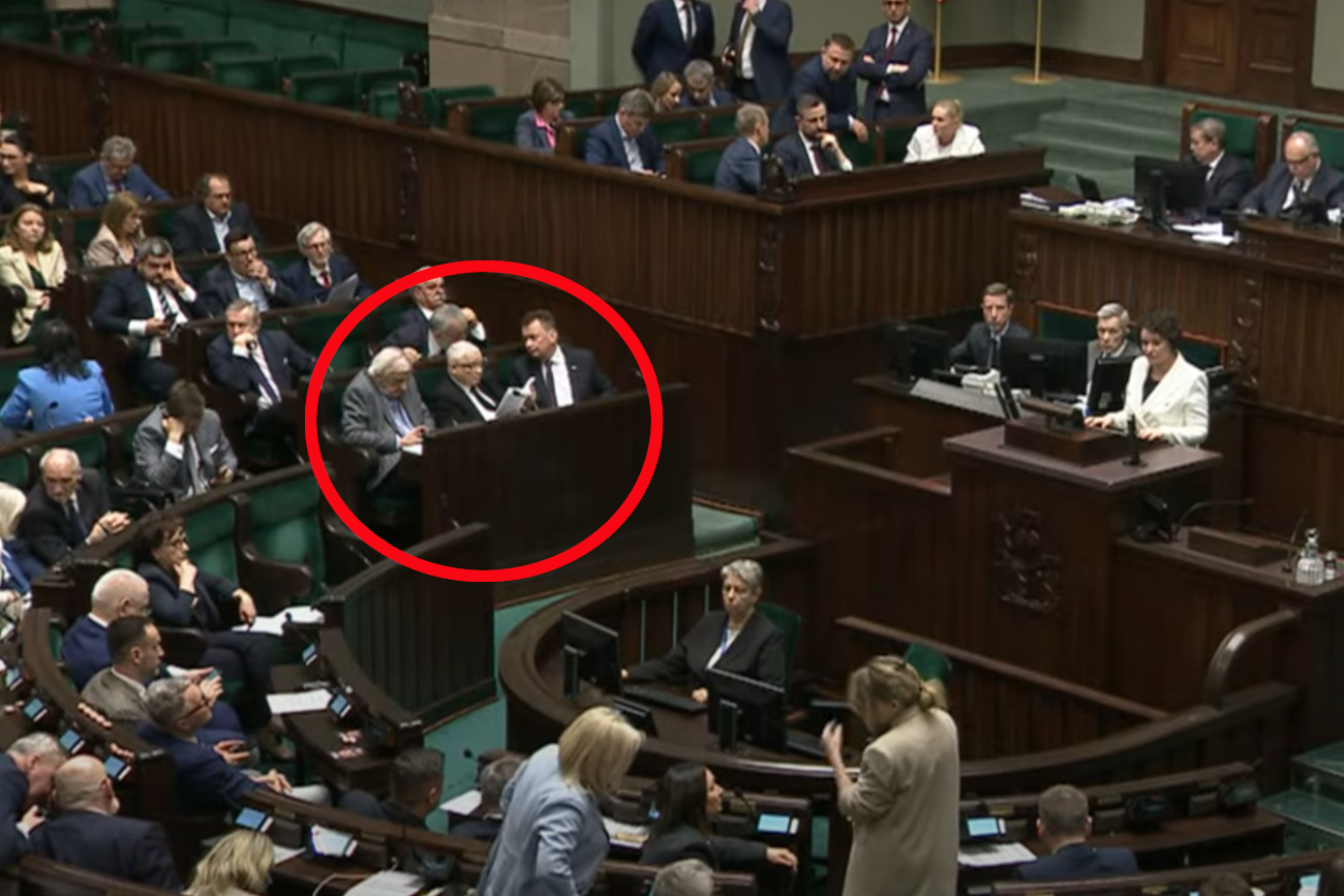 Jarosław Kaczyński czyta książkę podczas obrad Sejmu.