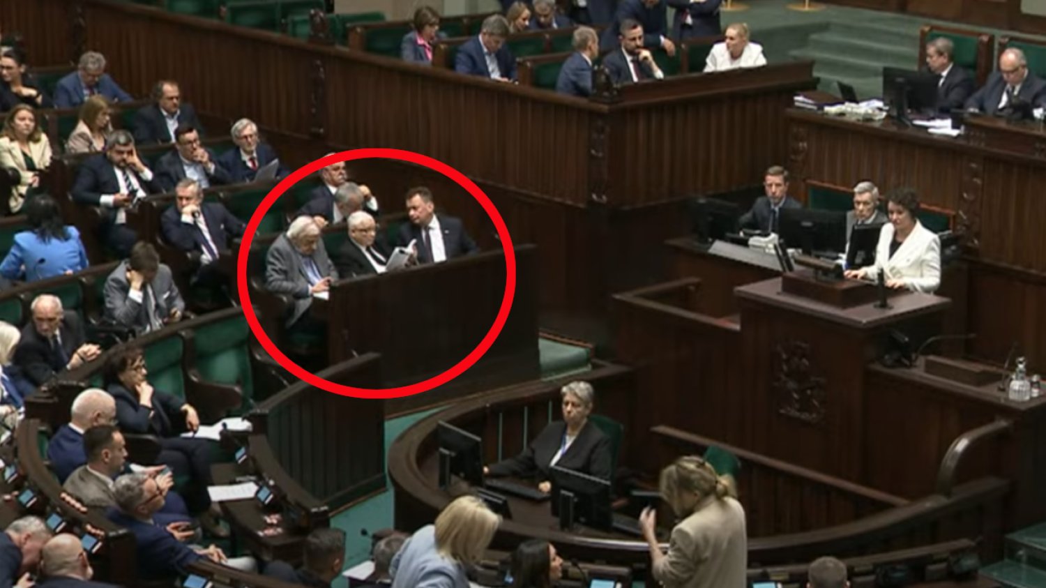 Jarosław Kaczyński czyta książkę podczas obrad Sejmu.
