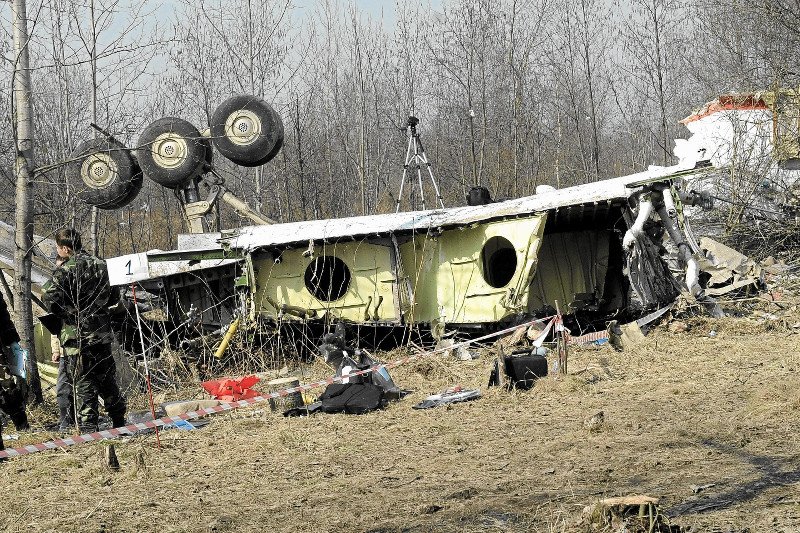 Czyli jednak nie wybuch? "Gazeta Polska Codziennie" pisze, że Tupolew uderzył kołami w ziemię - rzekomo dowodzą tego ekshumacje pary prezydenckiej.
