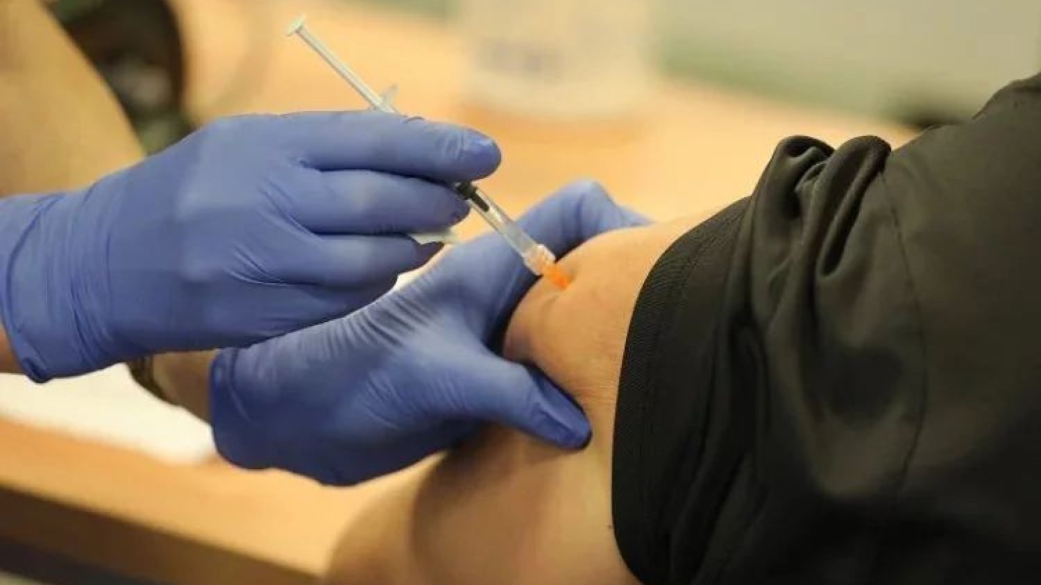 Zakażenie koronawirusem jest możliwe nawet po zaszczepieniu. Ważny jest czas