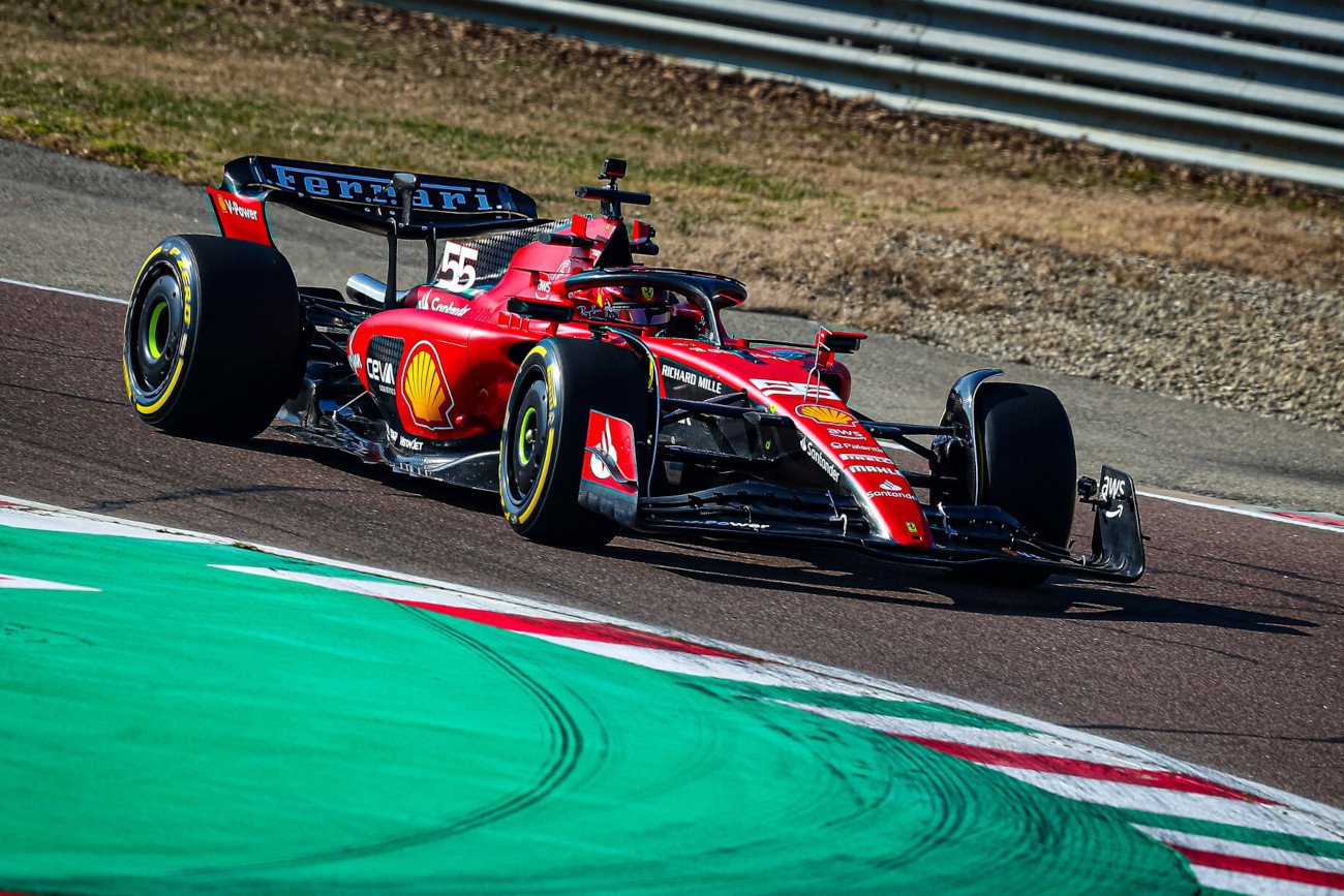 Carlos Sainz w nowym bolidzie Ferrari szykowanym na sezon 2023 w Formule 1.